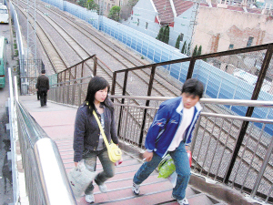 火狐电竞官网|深圳时装周里的小精灵 把童话搬到秀台(图4) 火狐电竞