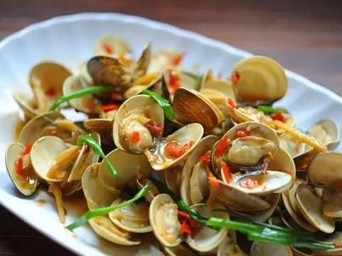 【火狐电竞平台】易烊千玺出席金鸡奖开幕式 传递新生力量(图1) 火狐电竞官网